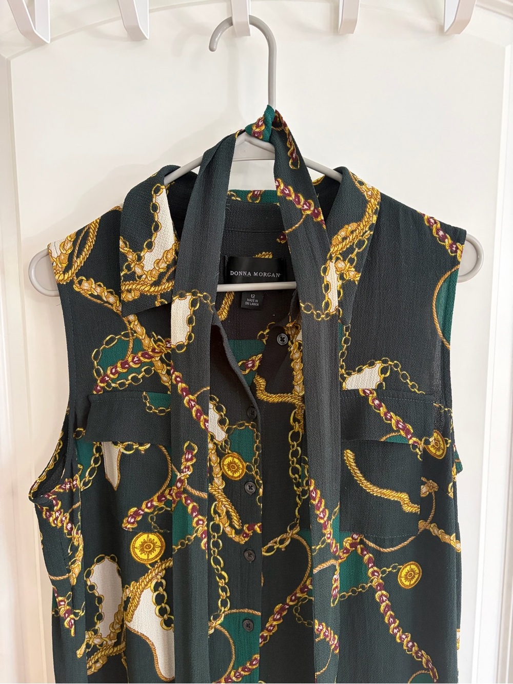Donna Morgan Emerald Green Sleeveless Tie-Neck Blouse with Gold Chain Print